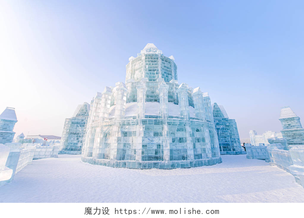 阳光明媚的哈尔滨冰雕城堡哈尔滨国际冰雪雕节是中国哈尔滨一年一度的冬季节。这是世界上最大的冰雪节.